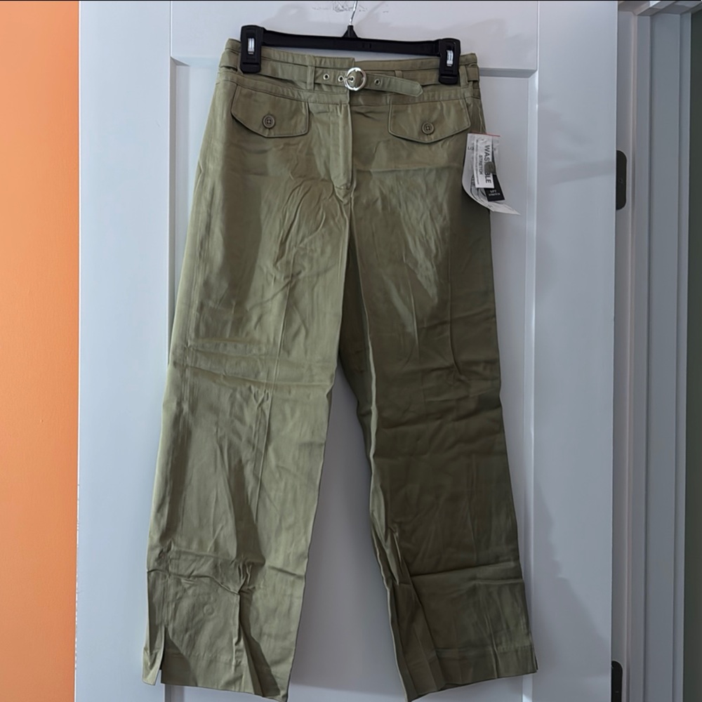 Larry Levine Green Ankle Cropped Pants with Straight Leg Design